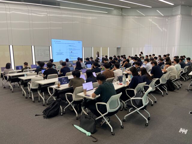 ▲ 한국앤컴퍼니그룹 하이테크 중앙연구소 한국테크노돔에서 ‘AI 크루 교육 프로그램’을 진행하는 모습. ⓒ한국앤컴퍼니그룹