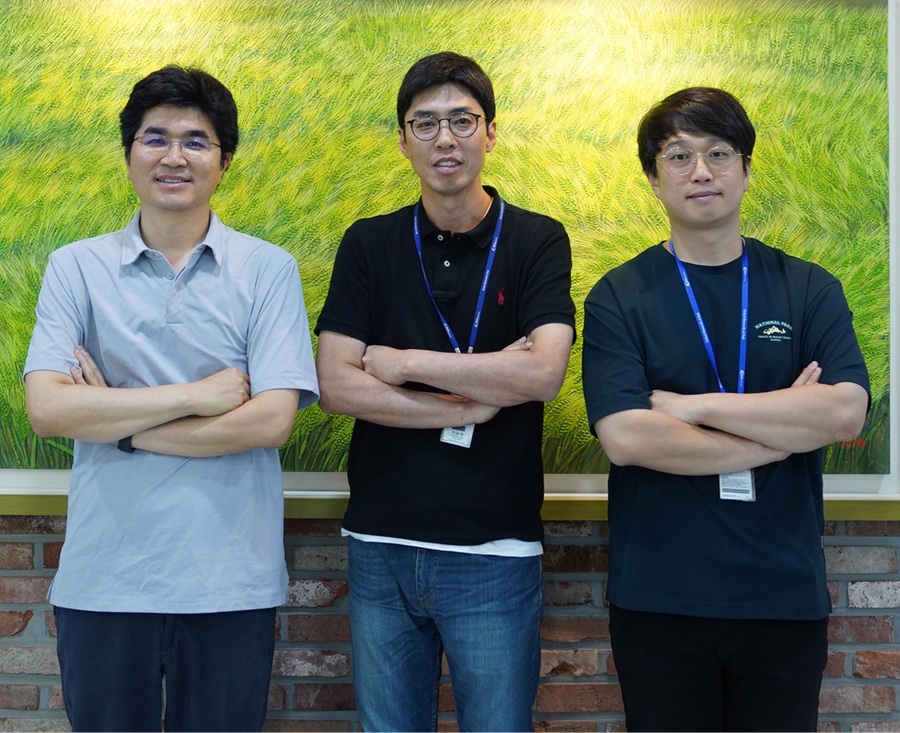 ▲ 프로티나 이응장 선임연구원(왼쪽부터), 이승락 팀장, 고승계 주임연구원이 기념촬영을 하고 있다. ⓒKBIOHealth