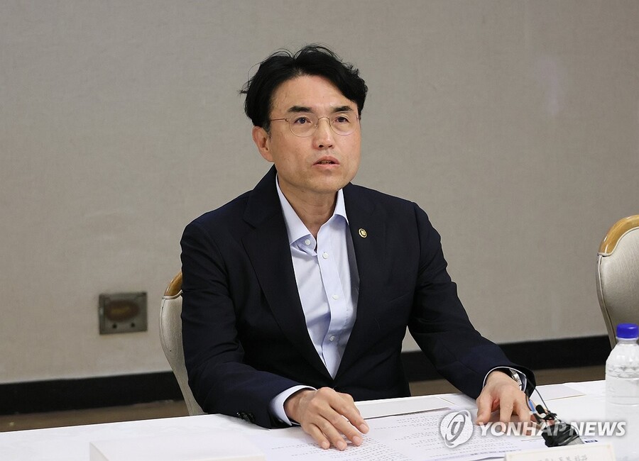 ▲ 권창준 고용노동부 차관이 지난달 9일 서울 종로구 정부서울청사 광화문홀에서 열린 노동안전 종합대책 수립 범정부 1차 회의에서 발언하고 있다.  ⓒ연합뉴스