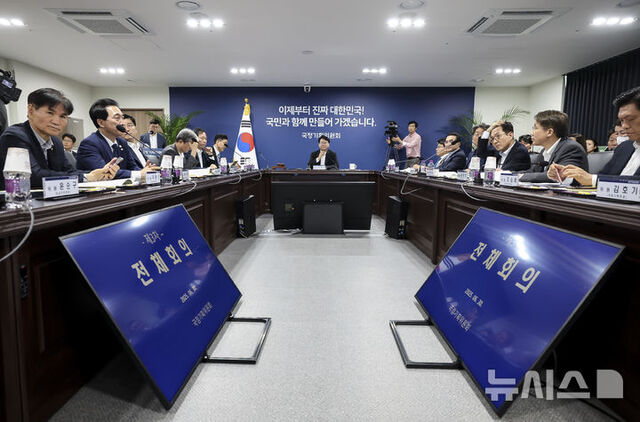 ▲ 이한주 국정기획위원회 위원장이 지난달 30일 오후 서울 종로구 정부서울청사 별관 국정기획위원회에서 열린 전체회의에서 모두발언을 하고 있다.ⓒ뉴시스