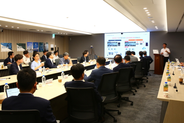 ▲ 한화 건설부문 관계자가 스마트 관제시스템을 시연하고 있다. ⓒ한화 건설부문