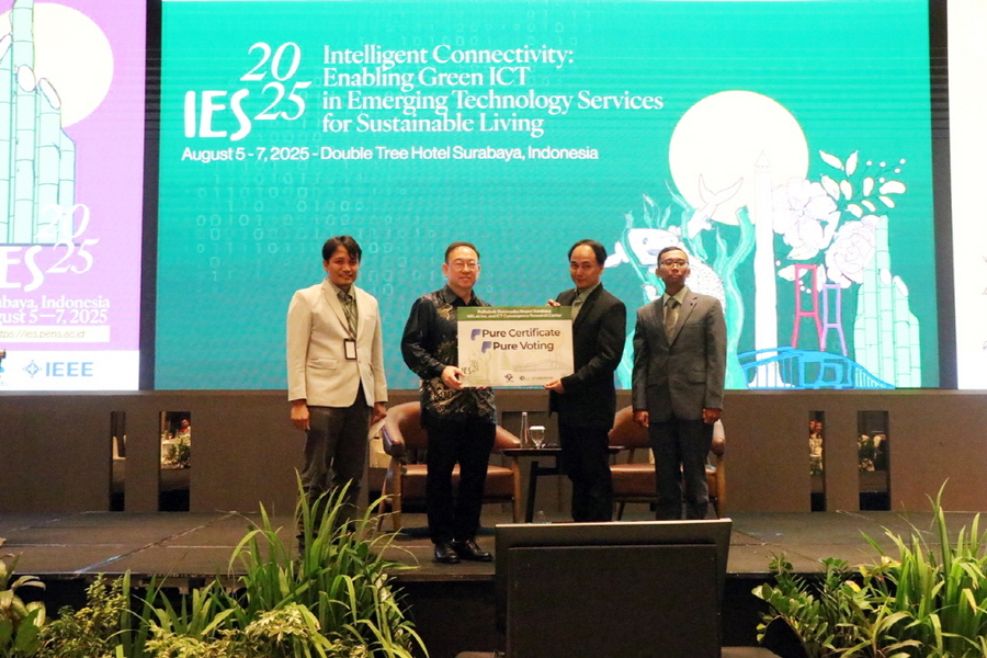 ▲ 김동성 센터장(왼쪽에서 두번째)이 인도네시아 현지에서 관계자들과 블록체인 솔루션 기증식을 가진후 기념촬영을 하고있다ⓒ금오공대 제공