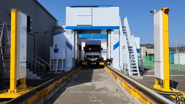 ▲ 해양수산부 연구개발사업을 통해 개발된 신기술인 '후방산란 엑스선기반 컨테이너 영상검색시스템'.ⓒ해양수산부