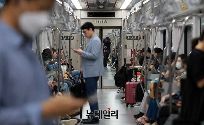 ▲ 서울교통공사에 따르면 지난 7월 한 달간 접수된 열차 내 '덥다' 민원은 10만 8314건으로 하루 평균 3494건에 달했다.