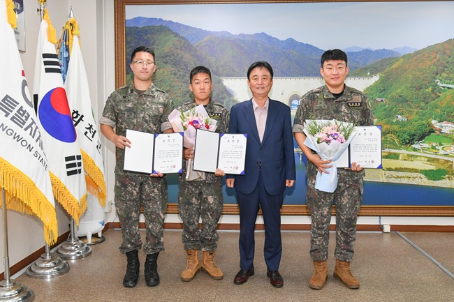 ▲ 최문순 화천군수가 13일 군청에서 2군단 김광현 상사(사진 맨왼쪽), 7사단 수색대대 박용범 황승현(사진 맨오른쪽부터) 중사에게 표창장을 수여했다. 이들은 지난 9일 화천체육관에서 열린 화천 산천어 오픈 전국 배드민턴 대회 도중 갑자기 쓰러진 한 참가자에게 심폐소생술을 실시해 소중한 생명을 구했다. ⓒ화천군