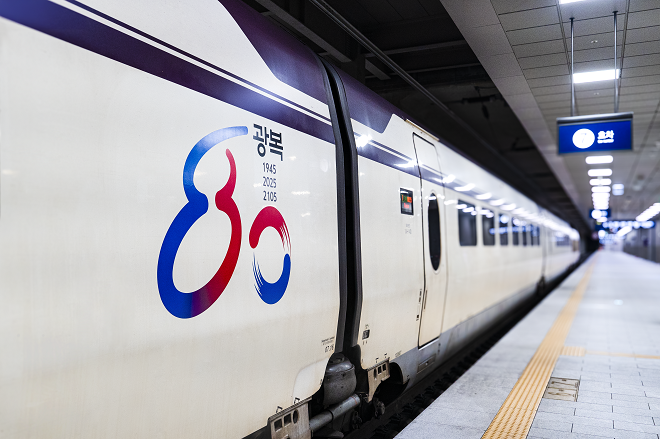 ▲ SRT 운영사 에스알이 광복 80주년을 맞이해 기념 엠블럼을 SRT 열차에 부착한다 ⓒ에스알