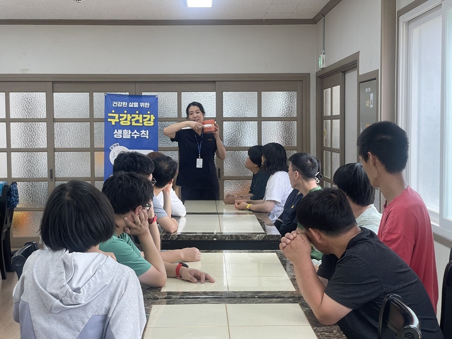 ▲ 영양군보건소는 군립전문요양원 등 지역 내 노인 및 장애인 대상 복지시설 7개소를 방문하여 구강건강 증진을 위한‘찾아가는 구강보건교육’을 실시했다.ⓒ영양군