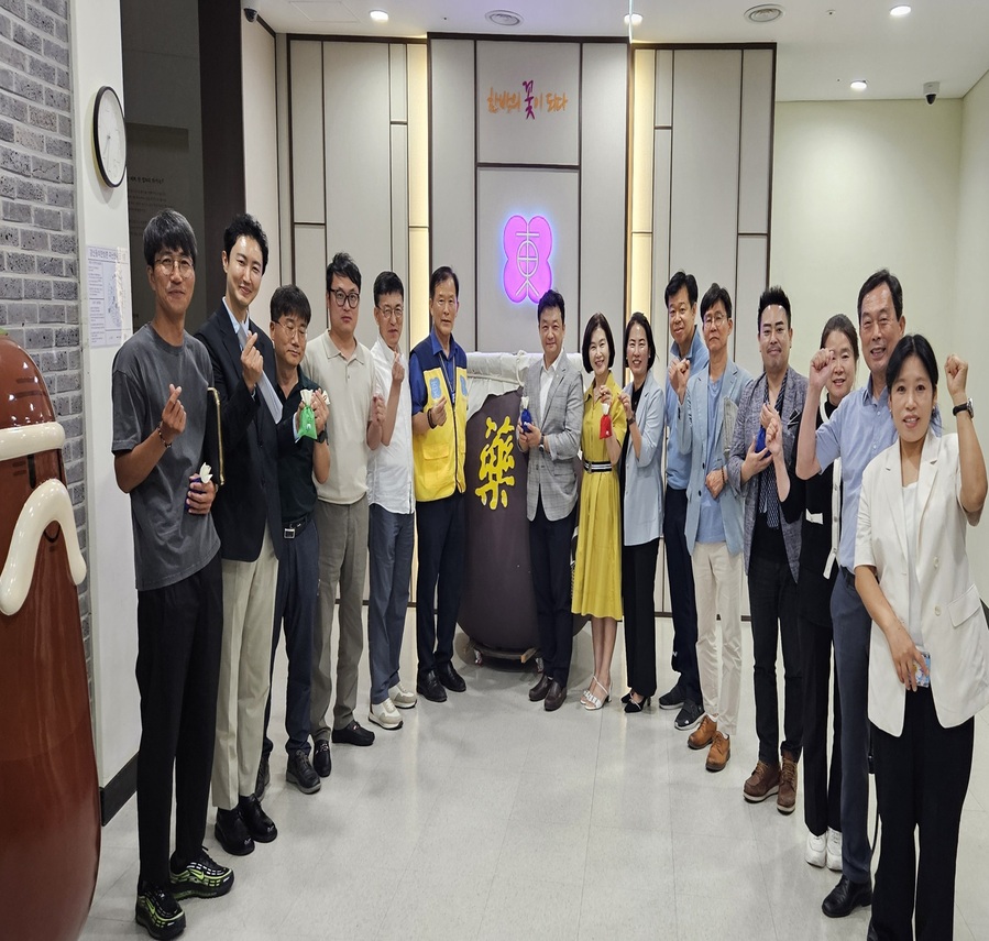 ▲ 경산동의한방촌과 (사)중소기업융합 대구경북연합 코리아융합회가 업무협약을 체결하고 기념촬영을 하고 있다.ⓒ대구한의대학교