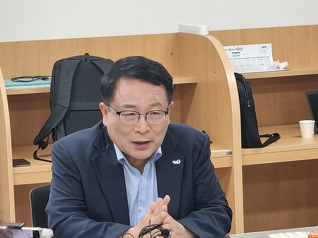 ▲ ⓒ정헌율 익산시장이 익산시청 지하1층 기자실에서 입장을 발표하고 있다, 김종성 기자