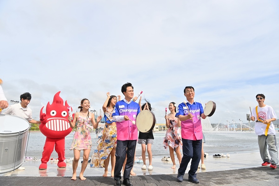 ▲ 김태흠 충남도지사가 13일 홍성군을 방문, 이용록 홍성군수와 북을 치며 공연을 체험하고 있다.ⓒ충남도