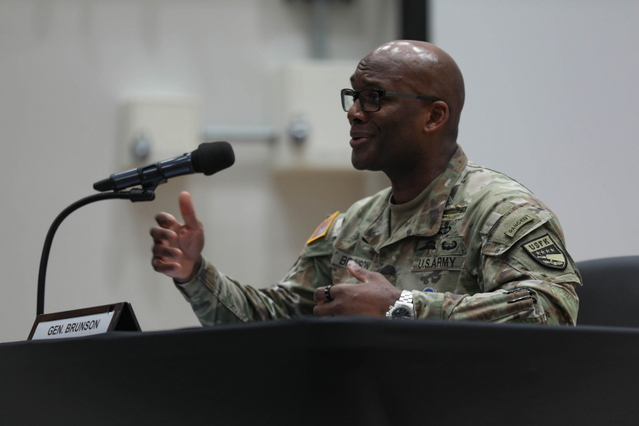 ▲ 제이비어 브런슨 주한미군사령관이 지난 8일 경기 평택시 캠프 험프리스에서 열린 국방부 기자간담회에서 기자들의 질문에 답하고 있다. ⓒ주한미군사령부 제공