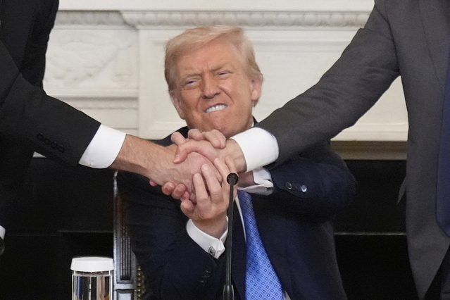 ▲ 도널드 트럼프(가운데) 미국 대통령이 8일(현지 시간) 백악관 국빈 만찬장에서 니콜 파시냔(오른쪽) 아르메니아 총리, 일함 알리예프 아제르바이잔 대통령과 3자 공동 선언문에 서명 후 함께 악수하고 있다. 오랜 앙숙이었던 아르메니아와 아제르바이잔이 이날 트럼프 대통령의 중재 속에 평화 선언에 서명했다. ⓒAP/뉴시스