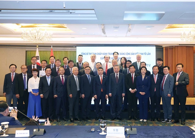 ▲ 박현국 군수는 지난 10일 한·베 정상회담을 위해 방한한 베트남 공산당 서기장과 한국 우호 인사들의 만남 행사에서 기념촬영을 하고 있다.ⓒ봉화군