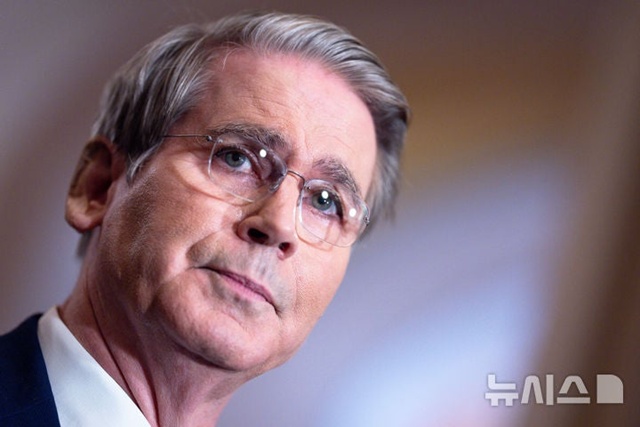 ▲ 스콧 베센트 미국 재무장관이 미국 연방 의사당에서 취재진 질문에 답하고 있다. 250625 AP/뉴시스. ⓒ뉴시스