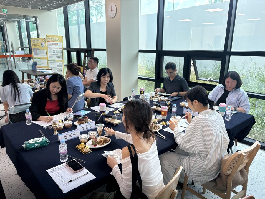 ▲ 디저트 시식회 디저트 전문가 및 창업전문가 디저트 평가 장면ⓒ광주시 북구청 제공