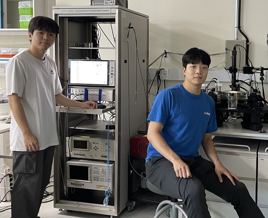 ▲ 왼쪽부터 황재하, 송준기 박사과정생.ⓒKAIST