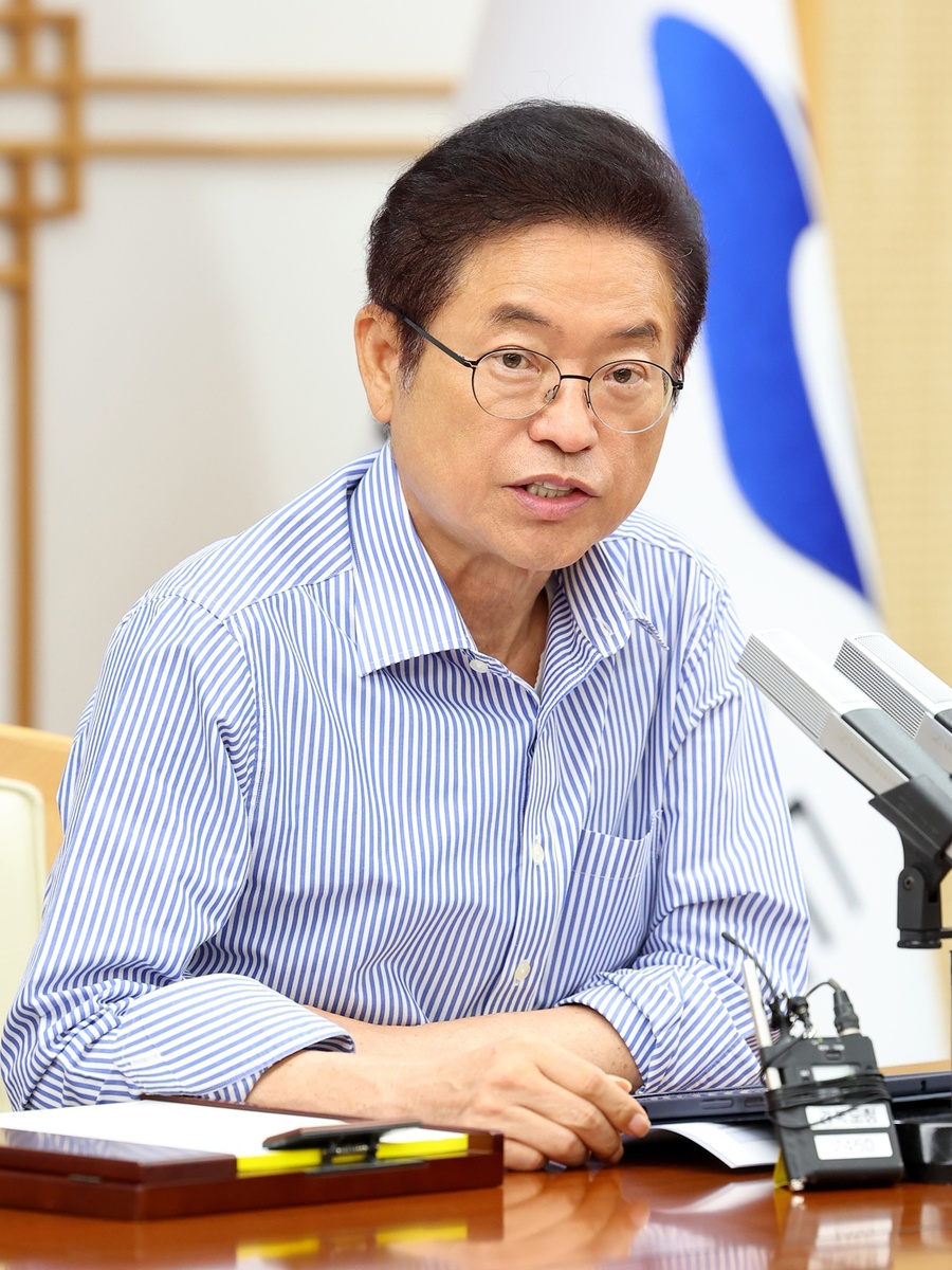 ▲ 이철우 경상북도지사는 “혁신적인 정책으로 대한민국을 선도해 온 경북의 정책 기조와 정부의 국정운영 방향이 상당 부분 일치하는 만큼, 경상북도의 할 일이 더 많아졌다”며 “미래를 주도할 정책과 프로젝트에 집중해 초일류국가 실현에 최선을 다해야 할 것”이라며 국민보고대회 후속 조치에 매진할 것을 지시했다.ⓒ경북도