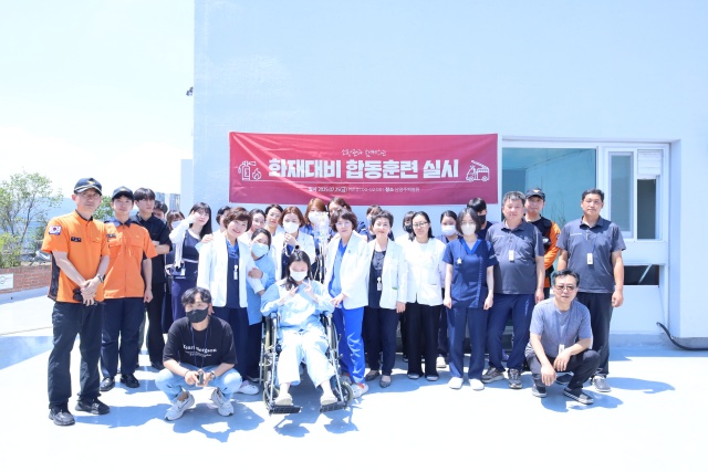 ▲ 남양주백병원 의료진들이 CPR 및 소방훈련을 마친 뒤 기념촬영을 하고 있다. ⓒ남양주백병원 제공