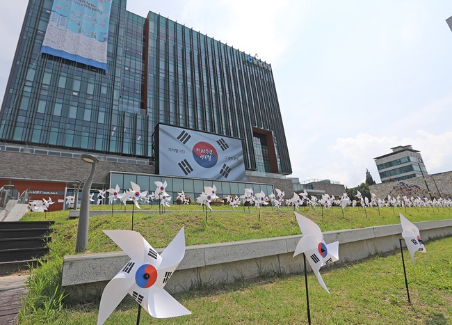 ▲ 시청광장에 휘날리는 태극기 바람개비. ⓒ춘천시