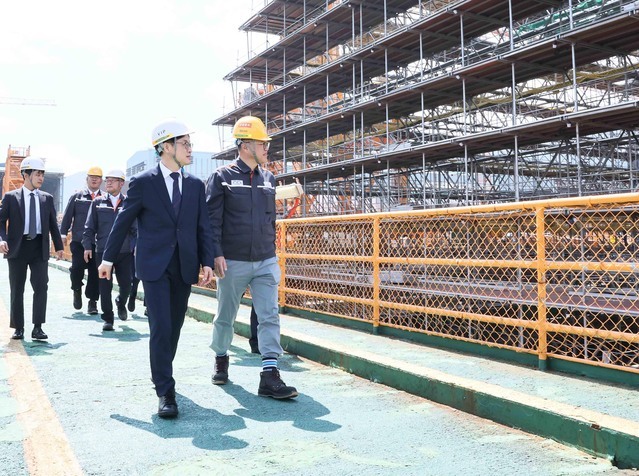 ▲ 김정관 산업통상자원부 장관이 14일 경남 거제시 한화오션 거제사업장을 방문해 특수선 제작 야드현장을 둘러보고 있다. (사진=산업통상자원부 제공) 2025.08.14. ⓒ뉴시스