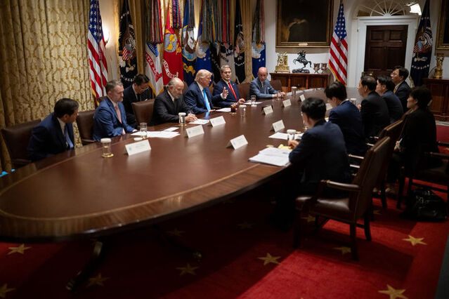 ▲ 지난달 30일 미국 워싱턴 D.C. 백악관에서 도널드 트럼프 미 대통령과 구윤철 경제부총리 등 한국 협상단이 한미 관세 협상을 논의하고 있다. ⓒ스콧 베센트 미 재무장관 X