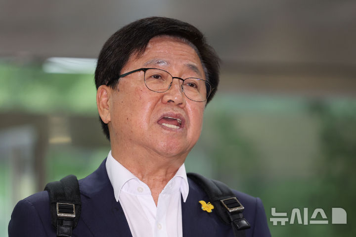 ▲ 최교진 사회부총리 겸 교육부장관 후보자가 14일 오전 서울 여의도 한국교육시설안전원에 마련된 인사청문회 준비 사무실로 출근하며 취재진 질의에 답하고 있다. ⓒ뉴시스