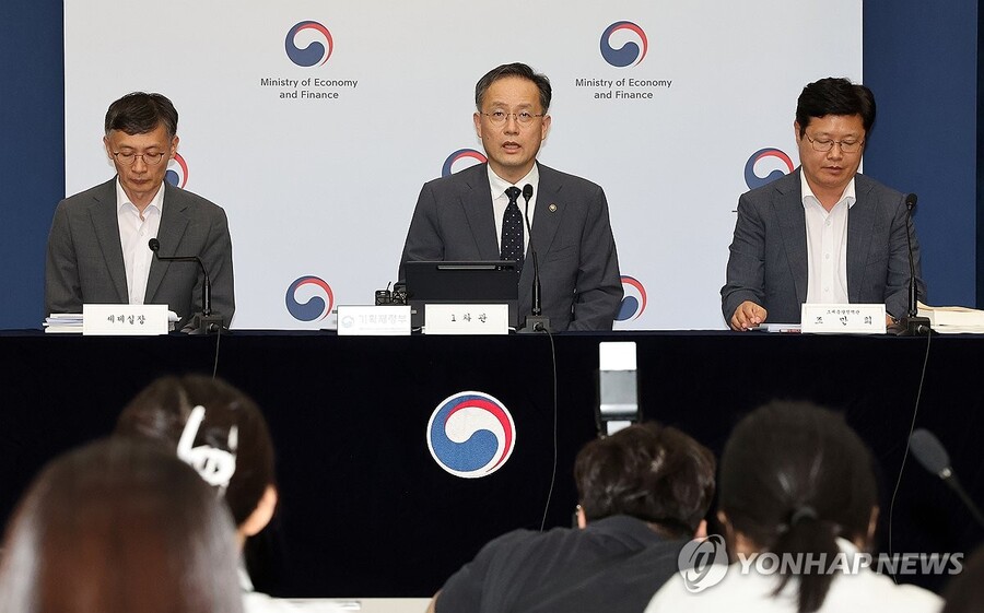 ▲ 이형일 기획재정부 1차관이 지난달 29일 정부세종청사 민원동 브리핑실 2025 세제 개편안에 대해 브리핑을 하고 있다.ⓒ연합뉴스