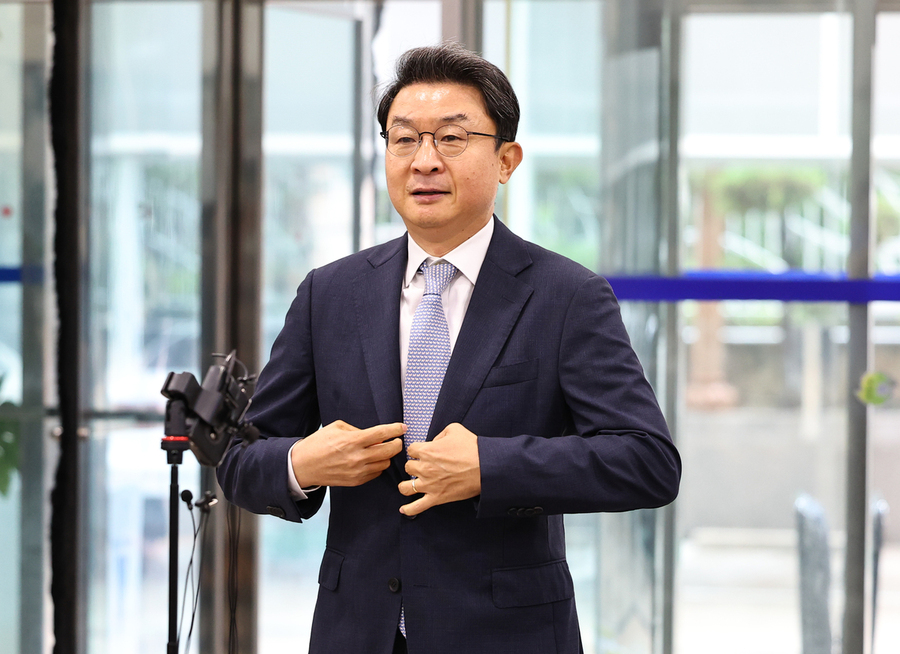 ▲ 이억원 금융위원장 후보자가 14일 서울 중구 예금보험공사에 차려진 인사청문회 준비 사무실로 첫 출근하고 있다ⓒ뉴시스