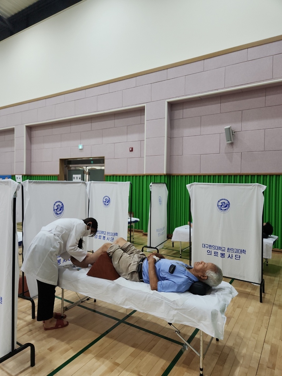 ▲ 대구한의대, 청도군 운문달빛어울촌에서 의료 봉사활동을 펼치고 있다.ⓒ청도군