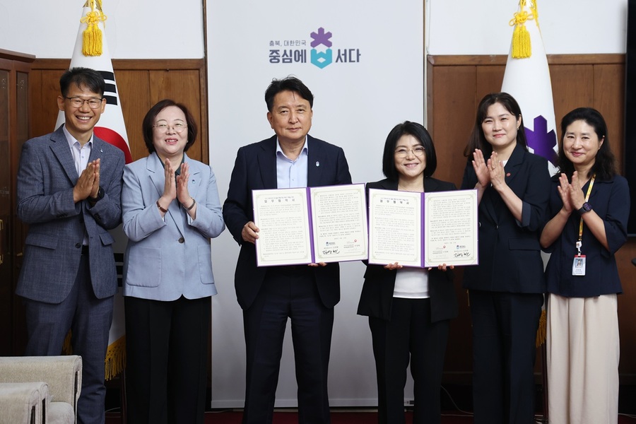 ▲ 충북도는 지난 13일 도청 여는마당에서 국민건강보험공단 대전세종충청지역본부(본부장 이경란)와 ‘노인 의료·요양 등 돌봄 통합지원 정책’ 추진을 위한 업무협약을 체결했다. ⓒ충북도