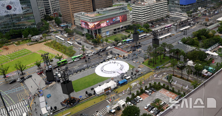 ▲ 서울 광화문 광장에서 열릴 예정인 이른바《이재명 대통령 국민 임명식》준비 작업이 진행되고 있다. ⓒ 뉴시스