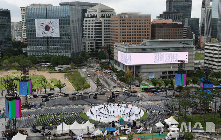 ▲ 소위《이재명 대통령 국민 임명식》리허설이 진행되고 있다. 국회의사당에서 열린 광복 전야제는 문재인의 심복(의전비서관) 탁현민(우원식 국회의장 행사기획 자문관)이 기획을 맡았다.  가수 싸이를 비롯 강산애 이은미 등 좌파 성향 가수들이 대거 출연했다. ⓒ 뉴시스