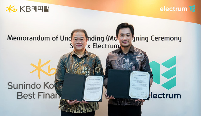 ▲ 지난 13일, 인도네시아 자카르타에서 KB캐피탈 빈중일 대표(왼쪽)와 일렉트룸 Jack Yang 대표가 업무 협약식을 체결하고 기념 사진을 촬영하고 있다.ⓒKB캐피탈