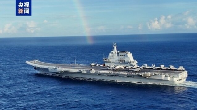 ▲ 중국 항공모함 랴오닝함과 산둥함의 훈련 모습. 출처=중국중앙TV 갈무리ⓒ연합뉴스