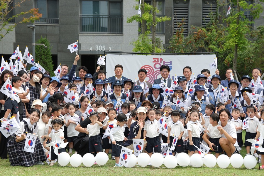 ▲ 한국자유총연맹 대구북구지회(회장 최용원)는 지난 13일 광복절 태극기 달기 시범 아파트로 선정된 힐스테이트데시앙 도남3단지 556세대에 태극기를 배부하고 전 세대 나라사랑 태극기 운동 성공 기념식을 개최했다.ⓒ북구청
