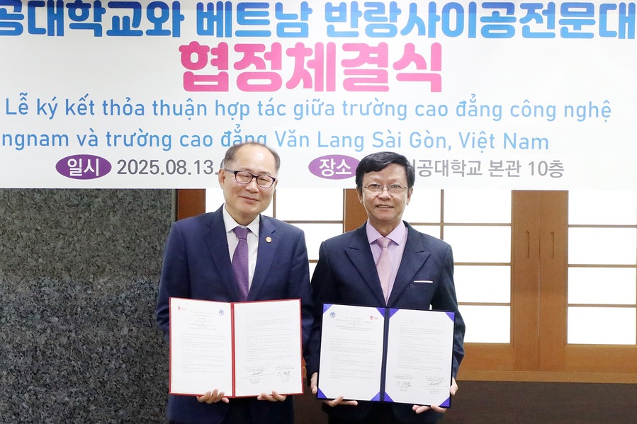 ▲ 이재용 총장과 쯔엉 반 훙 총장이 기념사진을 촬영하고 있다.ⓒ영남이공대