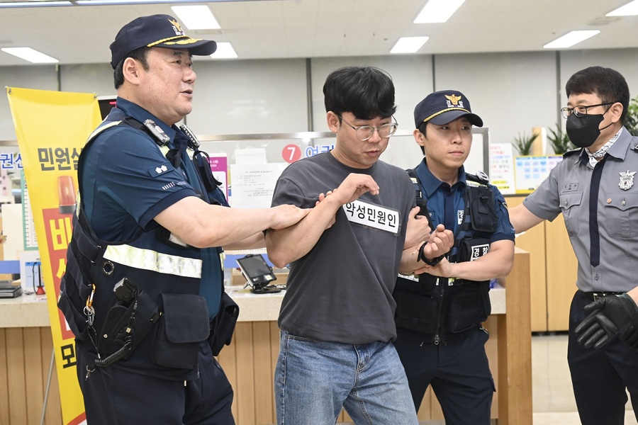 ▲ 달성군(군수 최재훈)은 지난 13일 군청 종합민원과에서 민원 처리 중 발생할 수 있는 폭언·폭행 등 특이 상황에 대비한 모의훈련을 실시했다.ⓒ달성군