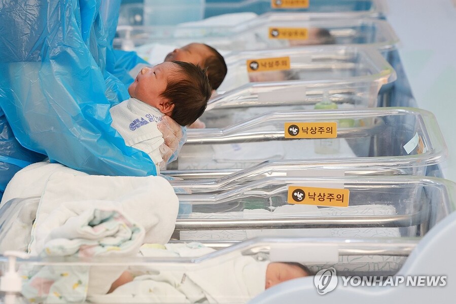 ▲ 지난달 24일 경기도 고양시 CHA의과학대학교 일산차병원 신생아실에서 간호사들이 아기를 돌보고 있다. ⓒ연합뉴스