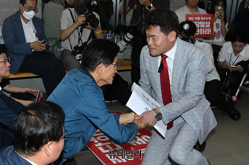 ▲ 전한길 전 한국사 강사가 14일 오전 서울 여의도 국민의힘 중앙당사에서 열린 중앙윤리위원회 회의에 출석하며 전날 특검의 국민의힘 당사 압수수색을 규탄하며 농성중인 김문수 당대표 후보와 인사를 나누고 있다. ⓒ이종현 기자