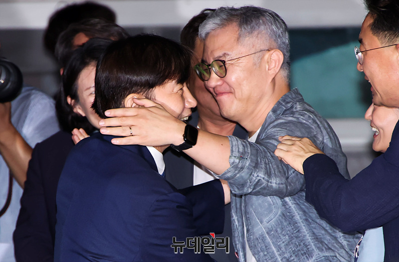 ▲ 이재명 정부 첫 특별사면·복권 대상에 오른 조국 전 조국혁신당 대표가 15일 새벽 구로구 서울남부구치소를 나서며 최강욱 전 더불어민주당 의원과 인사를 나누고 있다.ⓒ서성진 기자.