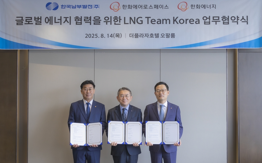 ▲ 글로벌 LNG 협력 강화 업무협약″ 체결식에 참석한 이재규 한화에너지 대표(왼쪽), 김준동 남부발전 사장(가운데), 손재일 한화에어로스페이스 대표(오른쪽) ⓒ한화에어로스페이스