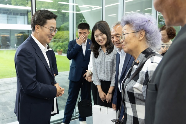 ▲ 김동연 경기도지사가 14일 국외에 거주 중인 독립유공자 후손들과 도담소에서 인사를 하고 있다. ⓒ경기도 제공