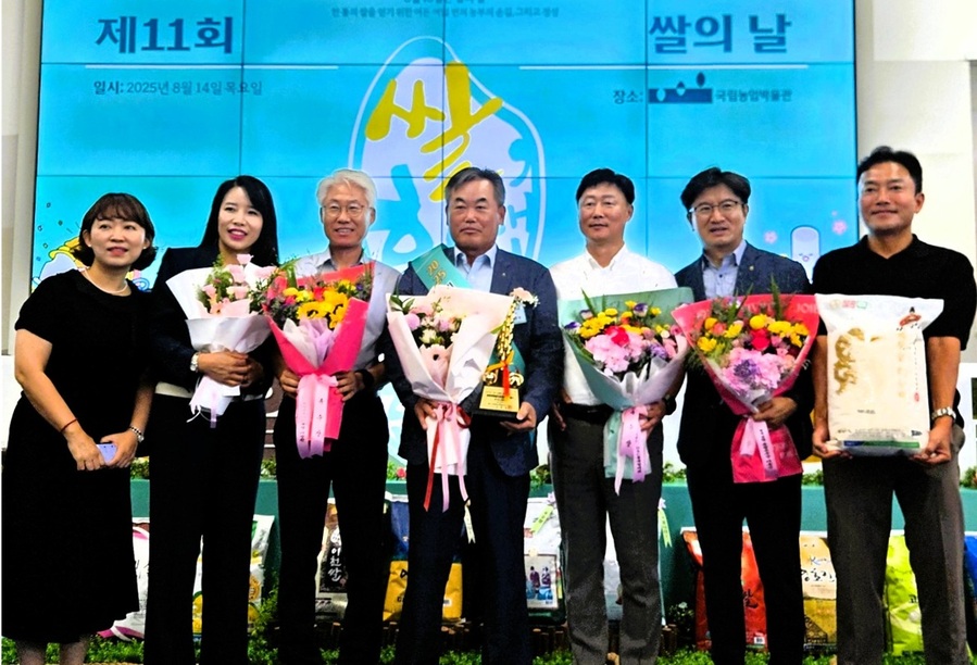 ▲ 김영우(가운데) 의장이 이장환(왼쪽 세 번째) 농협청주시지부장, 박상민(여섯 번째) 농협경제지주 충북부본부장 등 관계자들과 기념촬영을 하고 있다. ⓒ충북농협