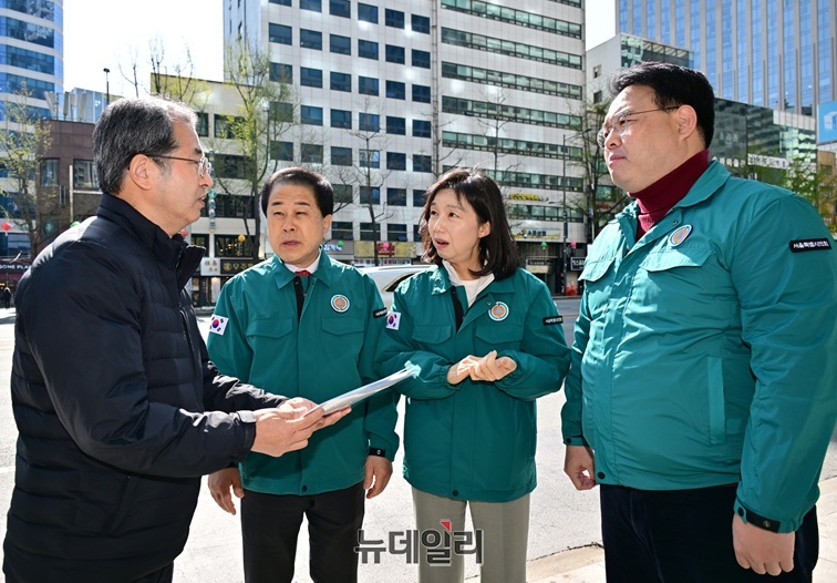 ▲ 지난 4월 시청역 8번 출구 땅꺼짐 현장 점검중인 서울시의회 최호정 의장 ⓒ서울시의회