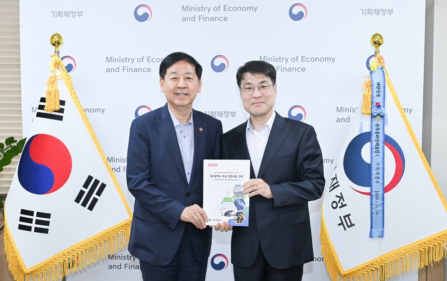 ▲ 김정기 대구시장 권한대행(오른쪽)은 14일 오후 정부서울청사에서 구윤철 경제부총리 겸 기획재정부 장관을 만나 지역 핵심 현안 사업에 대한 지원을 요청했다.ⓒ대구시