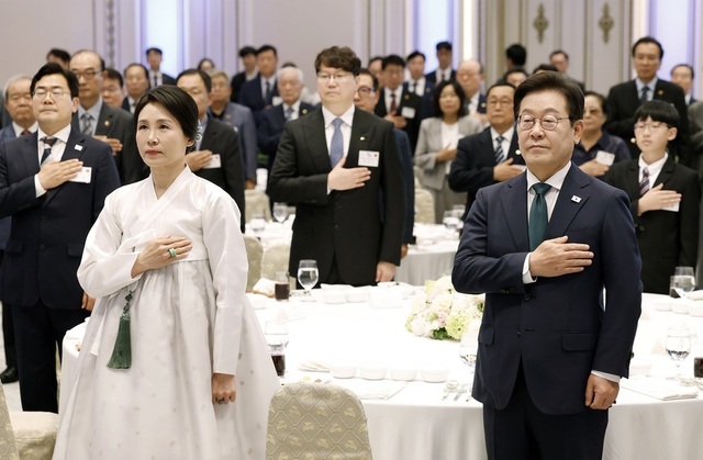 ▲ 곽동신 한미반도체 회장이(가운데) 14일 청와대 영빈관에서 열린 '광복 80주년, 대통령의 초대' 행사에 참석했다. 이재명 대통령(우), 김혜경 여사(좌)ⓒ한미반도체