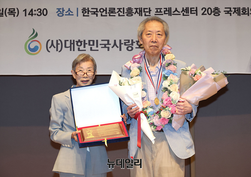 ▲ 건국 77주년을 맞아 이승만 건국 대통령의 업적을 기리는 '대한민국 건국 77주년 기념식', '제18회 우남이승만애국상 시상식', '우남이승만 연구 장학금 수여식'이 14일 오후 서울 프레스센터에서 열렸다. 김길자 대한민국사랑회 회장이 양동안 한국학중앙연구원 명예교수에게 우남이승만애국상 대상을 시상했다. ⓒ정상윤 기자