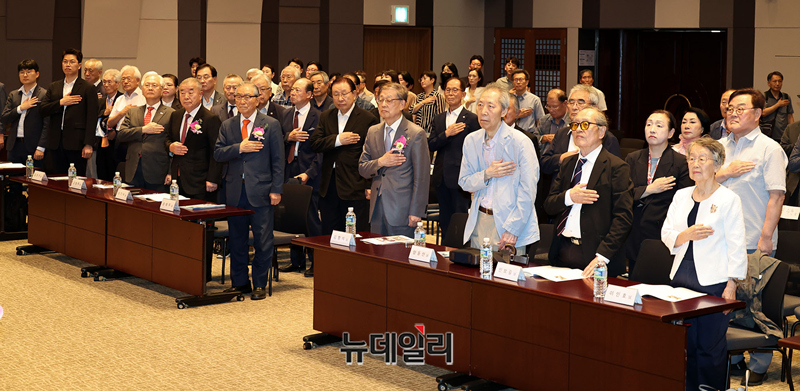 ▲ 건국 77주년을 맞아 이승만 건국 대통령의 업적을 기리는 '대한민국 건국 77주년 기념식', '제18회 우남이승만애국상 시상식', '우남이승만 연구 장학금 수여식'이 14일 오후 서울 프레스센터에서 열렸다. 참석자들이 국기에 대한 경례를 하고 있다. ⓒ정상윤 기자
