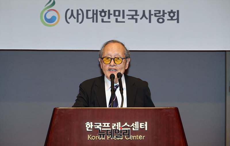 ▲ 건국 77주년을 맞아 이승만 건국 대통령의 업적을 기리는 '대한민국 건국 77주년 기념식', '제18회 우남이승만애국상 시상식', '우남이승만 연구 장학금 수여식'이 14일 오후 서울 프레스센터에서 열렸다. 인보길 뉴데일리미디어그룹 회장이 양동안 한국학중앙연구원 명예교수의 우남이승만애국상 대상 수상에 대해 축사하고 있다. ⓒ정상윤 기자