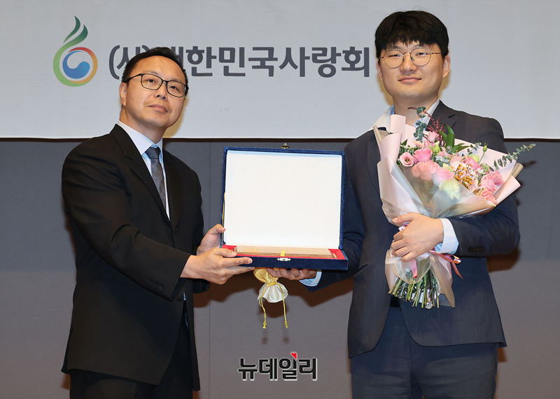 ▲ 건국 77주년을 맞아 이승만 건국 대통령의 업적을 기리는 '대한민국 건국 77주년 기념식', '제18회 우남이승만애국상 시상식', '우남이승만 연구 장학금 수여식'이 14일 오후 서울 프레스센터에서 열렸다. 김은구 서울대 트루스포럼 대표가 김상종 자유시민교육 대표에게 우남이승만애국상 청년상을 시상했다. ⓒ정상윤 기자